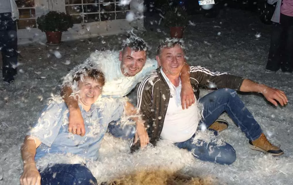 Požega.eu | Slavonska fešta za pamćenje: Rođeni blizanci Bruno i Borna, slavilo se uz perje, pjesmu i 90. rođendan pradjeda
