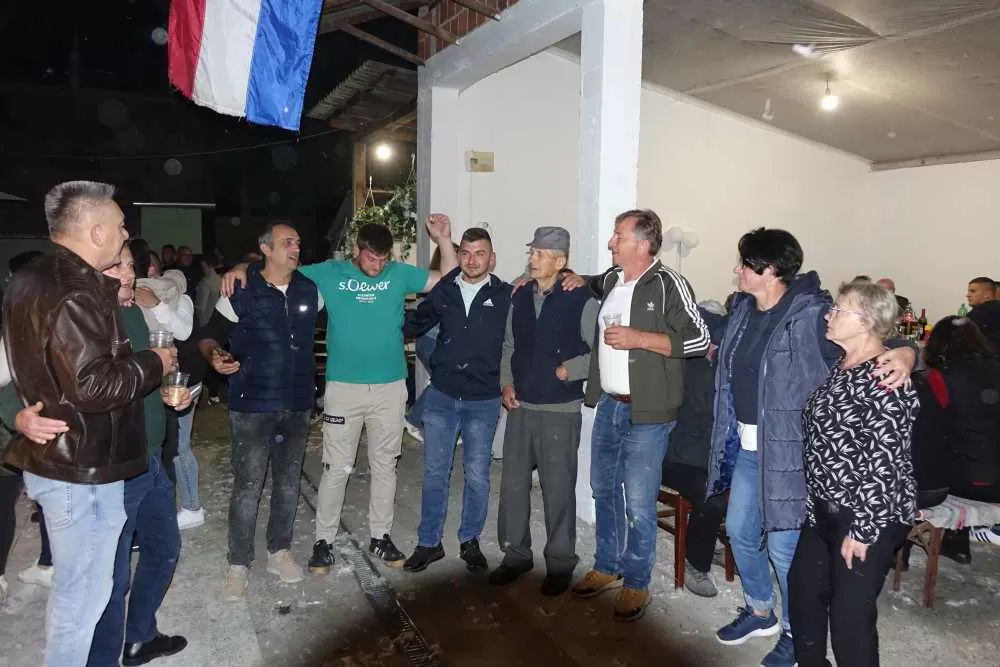 Slavonska fešta za pamćenje: Rođeni blizanci Bruno i Borna, slavilo se uz perje, pjesmu i 90. rođendan pradjeda