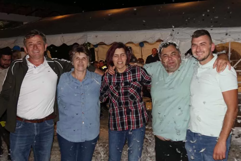 Slavonska fešta za pamćenje: Rođeni blizanci Bruno i Borna, slavilo se uz perje, pjesmu i 90. rođendan pradjeda