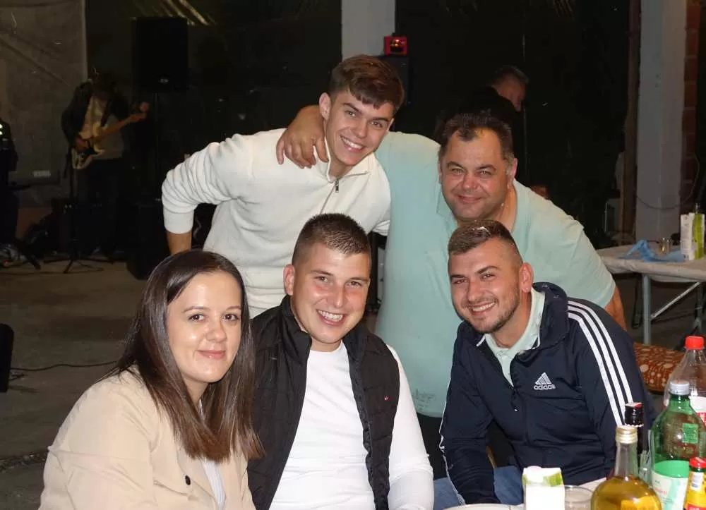 Slavonska fešta za pamćenje: Rođeni blizanci Bruno i Borna, slavilo se uz perje, pjesmu i 90. rođendan pradjeda