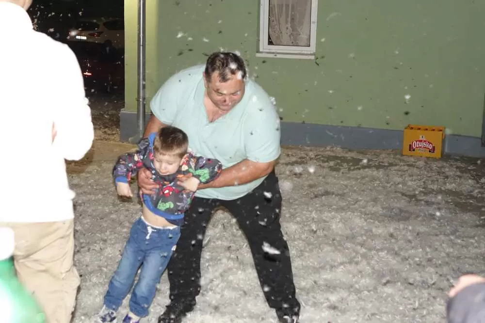 Slavonska fešta za pamćenje: Rođeni blizanci Bruno i Borna, slavilo se uz perje, pjesmu i 90. rođendan pradjeda