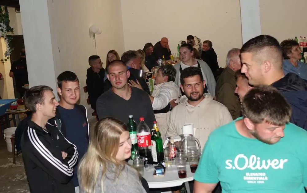 Slavonska fešta za pamćenje: Rođeni blizanci Bruno i Borna, slavilo se uz perje, pjesmu i 90. rođendan pradjeda
