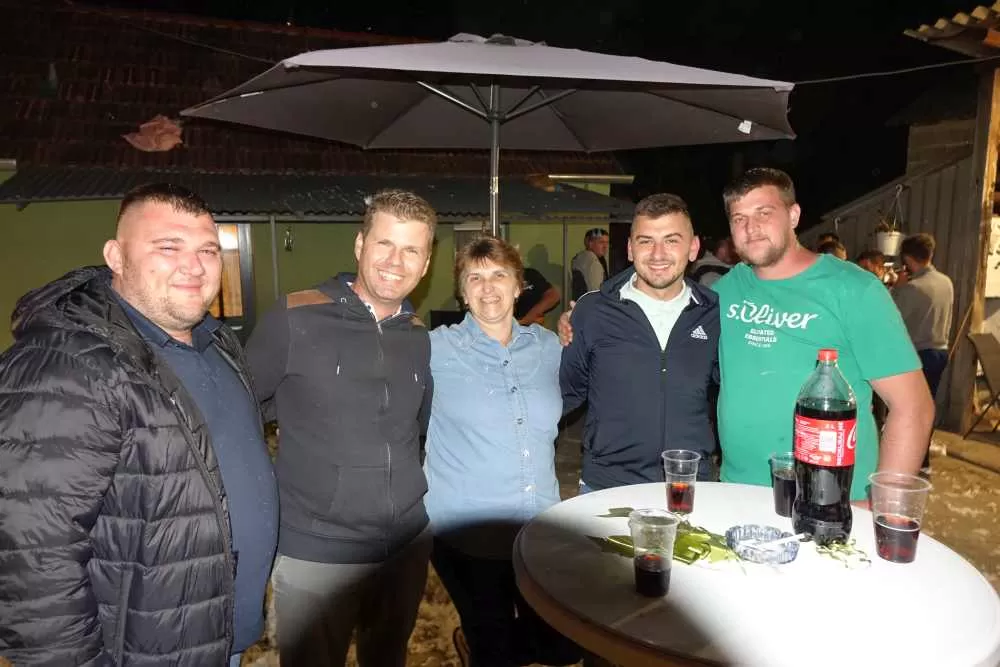 Slavonska fešta za pamćenje: Rođeni blizanci Bruno i Borna, slavilo se uz perje, pjesmu i 90. rođendan pradjeda