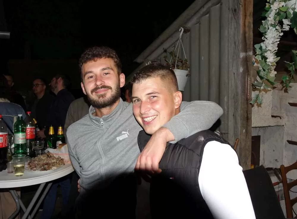 Slavonska fešta za pamćenje: Rođeni blizanci Bruno i Borna, slavilo se uz perje, pjesmu i 90. rođendan pradjeda
