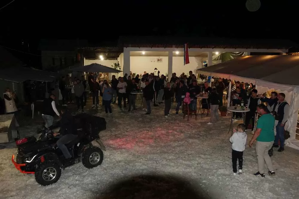 Slavonska fešta za pamćenje: Rođeni blizanci Bruno i Borna, slavilo se uz perje, pjesmu i 90. rođendan pradjeda