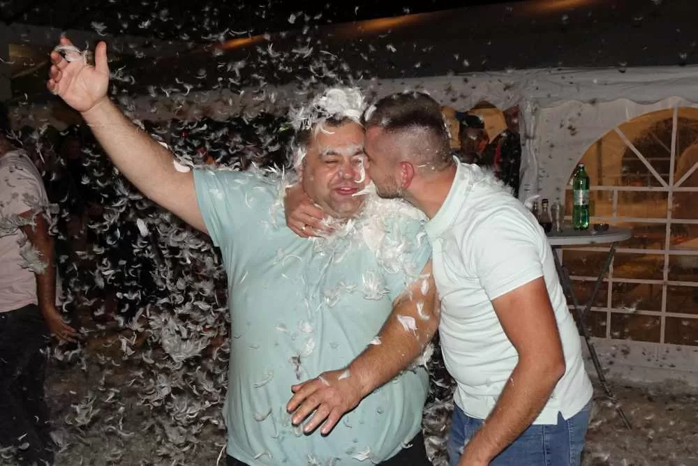 Slavonska fešta za pamćenje: Rođeni blizanci Bruno i Borna, slavilo se uz perje, pjesmu i 90. rođendan pradjeda