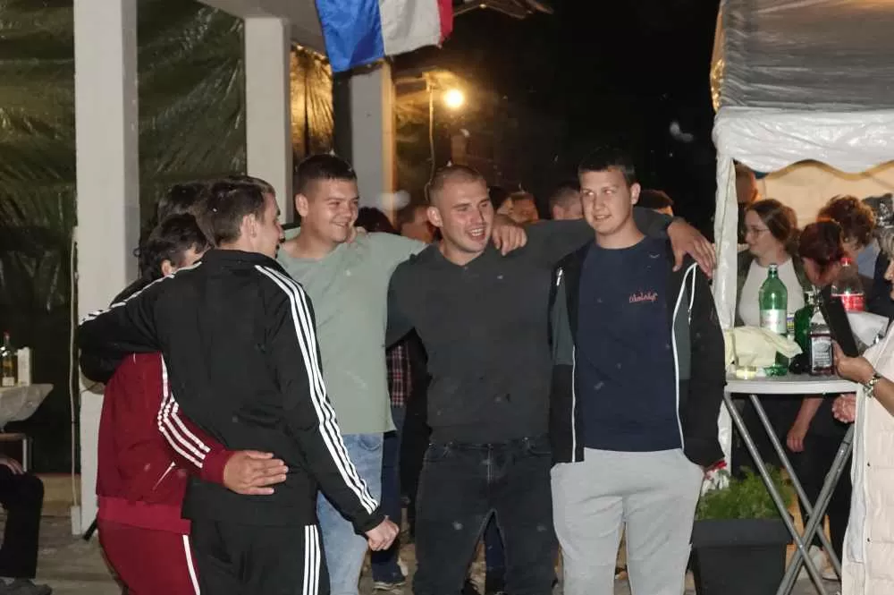 Slavonska fešta za pamćenje: Rođeni blizanci Bruno i Borna, slavilo se uz perje, pjesmu i 90. rođendan pradjeda