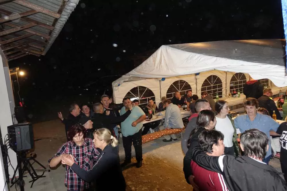 Slavonska fešta za pamćenje: Rođeni blizanci Bruno i Borna, slavilo se uz perje, pjesmu i 90. rođendan pradjeda