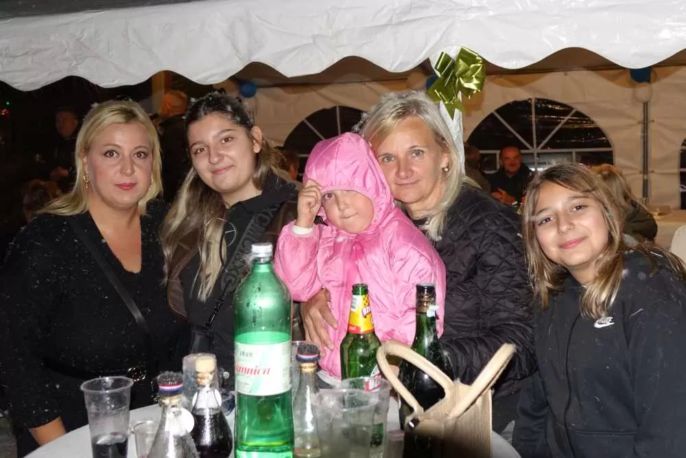 Slavonska fešta za pamćenje: Rođeni blizanci Bruno i Borna, slavilo se uz perje, pjesmu i 90. rođendan pradjeda
