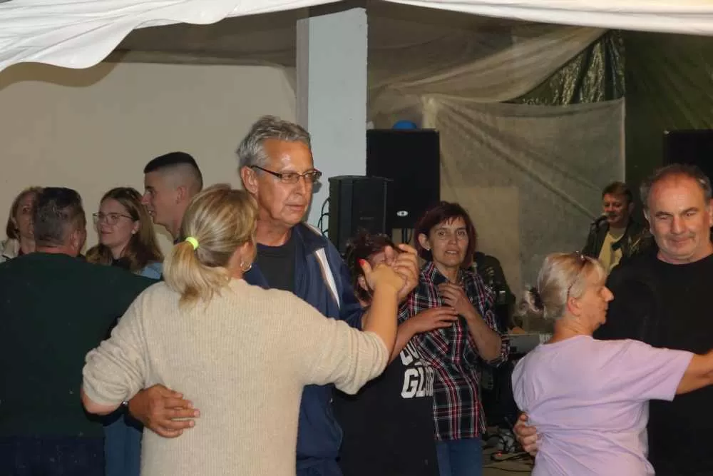 Slavonska fešta za pamćenje: Rođeni blizanci Bruno i Borna, slavilo se uz perje, pjesmu i 90. rođendan pradjeda