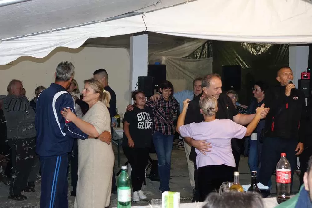 Slavonska fešta za pamćenje: Rođeni blizanci Bruno i Borna, slavilo se uz perje, pjesmu i 90. rođendan pradjeda