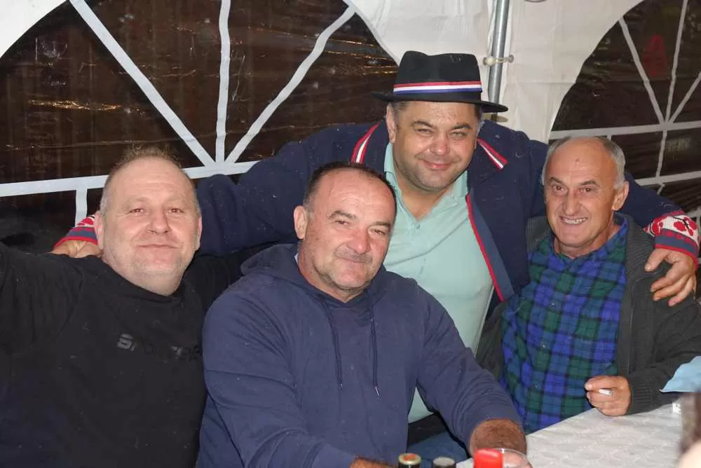 Slavonska fešta za pamćenje: Rođeni blizanci Bruno i Borna, slavilo se uz perje, pjesmu i 90. rođendan pradjeda