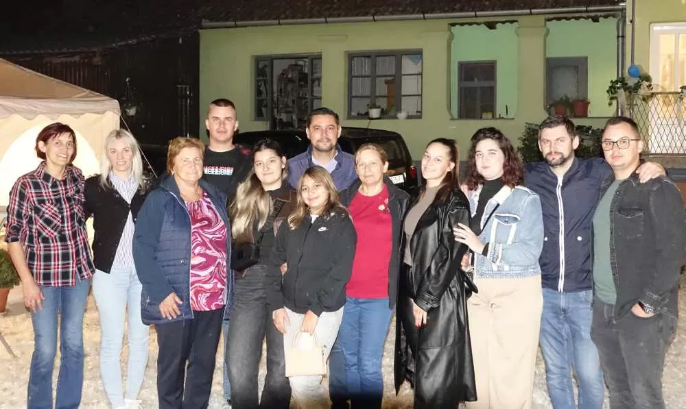 Slavonska fešta za pamćenje: Rođeni blizanci Bruno i Borna, slavilo se uz perje, pjesmu i 90. rođendan pradjeda