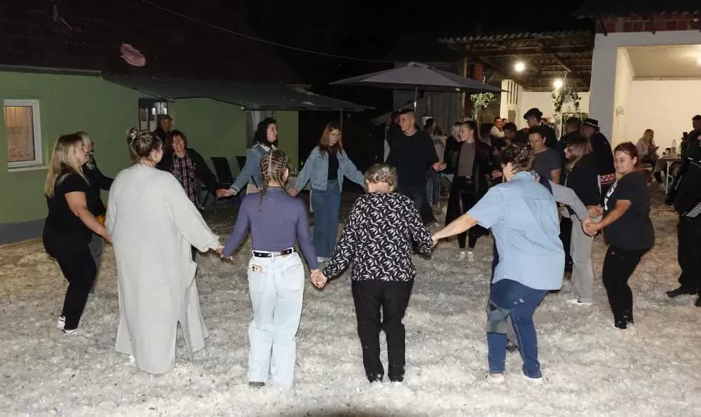 Slavonska fešta za pamćenje: Rođeni blizanci Bruno i Borna, slavilo se uz perje, pjesmu i 90. rođendan pradjeda