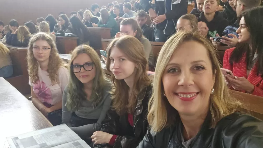 Požeške učenice Ekonomske škole Tena Jurić i Tina Jurić sa profesoricom Jelenom Kovačević na  Festivalu jezika EK u Zagrebu