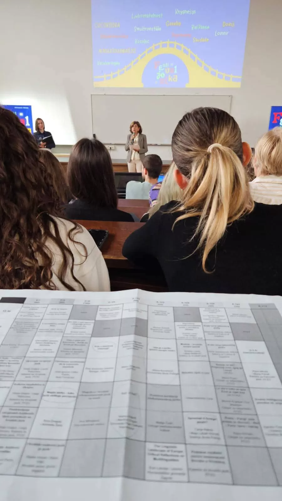 Požeške učenice Ekonomske škole Tena Jurić i Tina Jurić sa profesoricom Jelenom Kovačević na  Festivalu jezika EK u Zagrebu