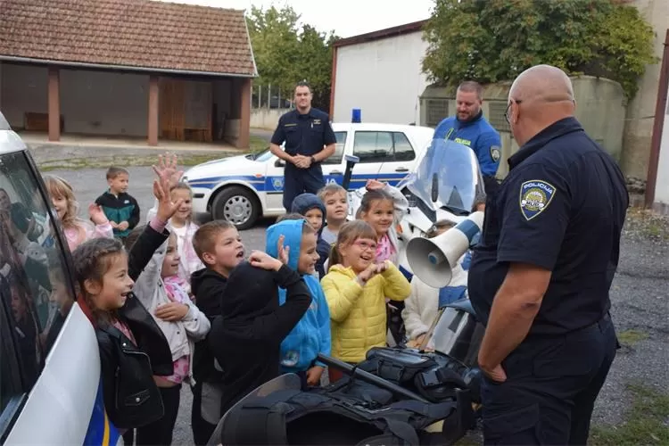 Djeca iz dječjeg vrtića „Grozdić“ posjetila Interventnu policiju