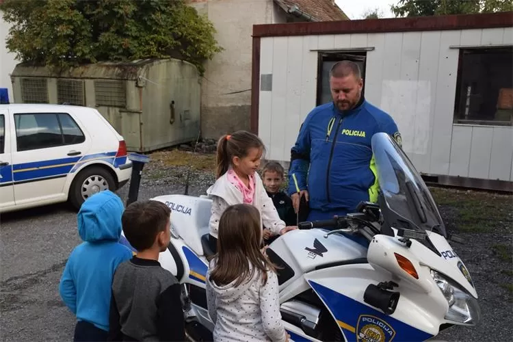 Djeca iz dječjeg vrtića „Grozdić“ posjetila Interventnu policiju