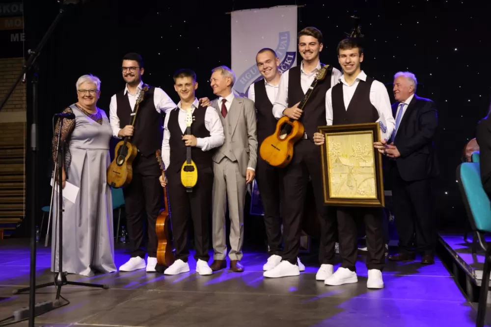 Tamburaši Podrumski bećari i Astal osvojili nagrade na subotičkom festivalu, koji je priznanje dao požeškom novinaru