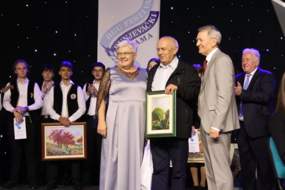Tamburaši Podrumski bećari i Astal osvojili nagrade na subotičkom festivalu, koji je priznanje dao požeškom novinaru