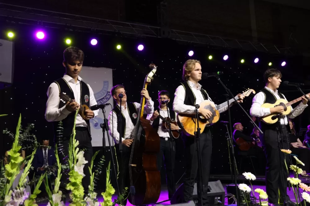 Tamburaši Podrumski bećari i Astal osvojili nagrade na subotičkom festivalu, koji je priznanje dao požeškom novinaru