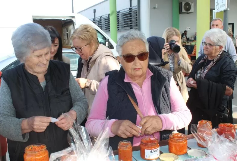 Marica Kožumanac iz Zagrađa i članice Hrvatskog ženskog društva pripremili najbolji ajvar