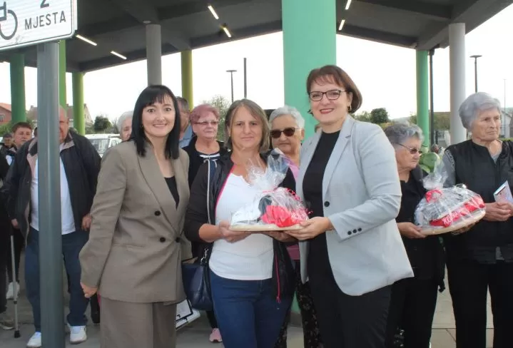 Marica Kožumanac iz Zagrađa i članice Hrvatskog ženskog društva pripremili najbolji ajvar
