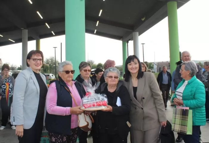 Marica Kožumanac iz Zagrađa i članice Hrvatskog ženskog društva pripremili najbolji ajvar