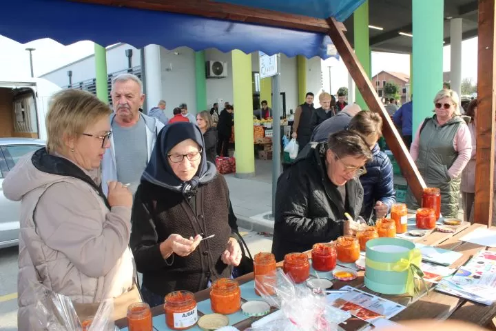 Marica Kožumanac iz Zagrađa i članice Hrvatskog ženskog društva pripremili najbolji ajvar