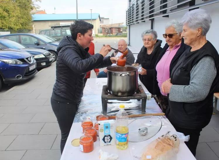 Marica Kožumanac iz Zagrađa i članice Hrvatskog ženskog društva pripremili najbolji ajvar