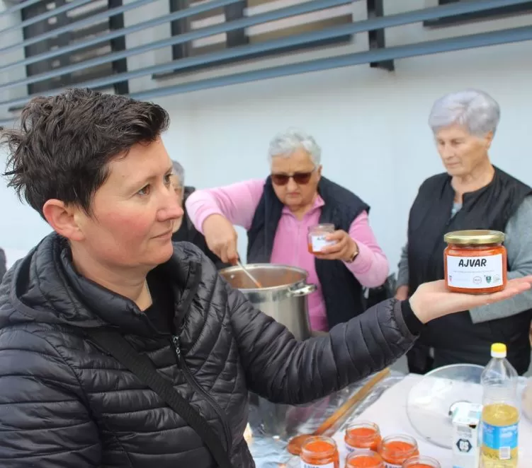 Marica Kožumanac iz Zagrađa i članice Hrvatskog ženskog društva pripremili najbolji ajvar