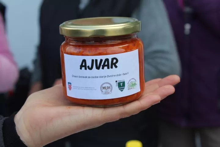 Marica Kožumanac iz Zagrađa i članice Hrvatskog ženskog društva pripremili najbolji ajvar