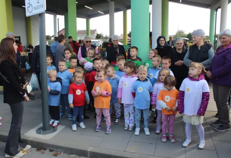 Marica Kožumanac iz Zagrađa i članice Hrvatskog ženskog društva pripremili najbolji ajvar