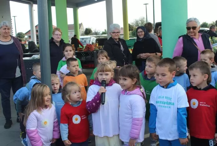Marica Kožumanac iz Zagrađa i članice Hrvatskog ženskog društva pripremili najbolji ajvar