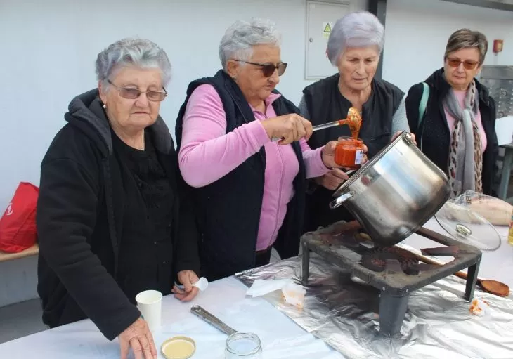Marica Kožumanac iz Zagrađa i članice Hrvatskog ženskog društva pripremili najbolji ajvar