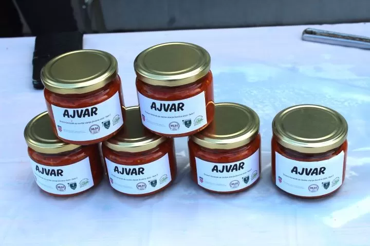 Marica Kožumanac iz Zagrađa i članice Hrvatskog ženskog društva pripremili najbolji ajvar