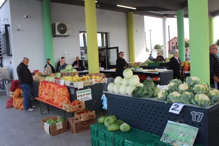 Marica Kožumanac iz Zagrađa i članice Hrvatskog ženskog društva pripremili najbolji ajvar