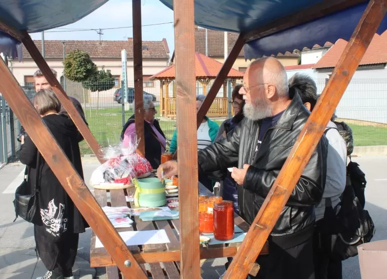 Marica Kožumanac iz Zagrađa i članice Hrvatskog ženskog društva pripremili najbolji ajvar