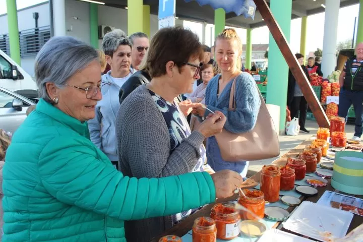 Marica Kožumanac iz Zagrađa i članice Hrvatskog ženskog društva pripremili najbolji ajvar