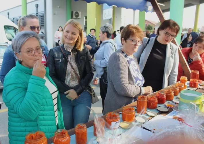 Marica Kožumanac iz Zagrađa i članice Hrvatskog ženskog društva pripremili najbolji ajvar