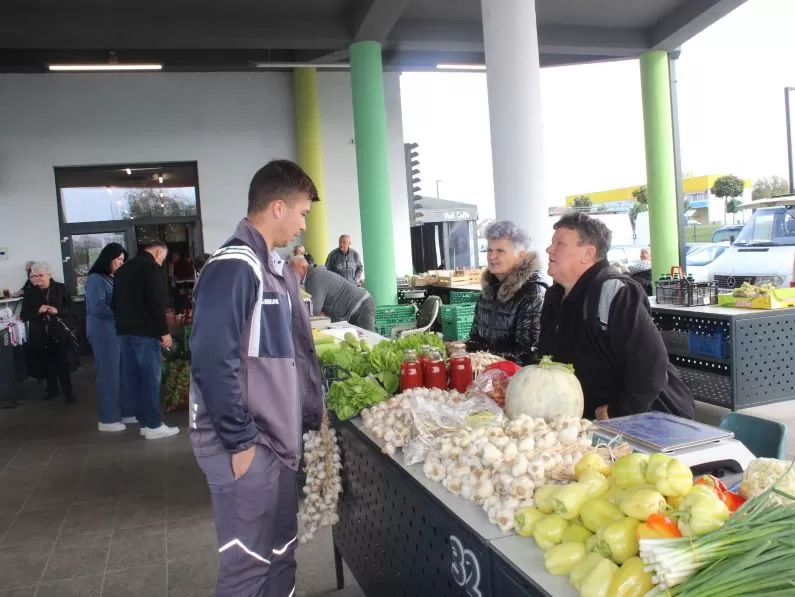 Marica Kožumanac iz Zagrađa i članice Hrvatskog ženskog društva pripremili najbolji ajvar