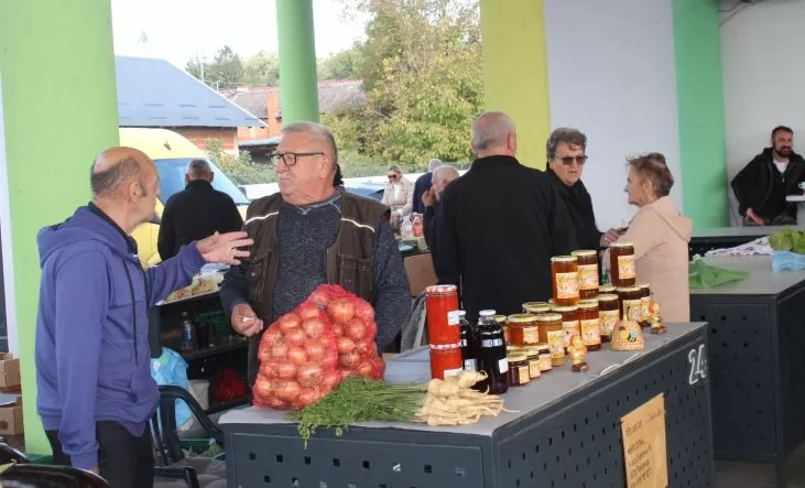 Marica Kožumanac iz Zagrađa i članice Hrvatskog ženskog društva pripremili najbolji ajvar