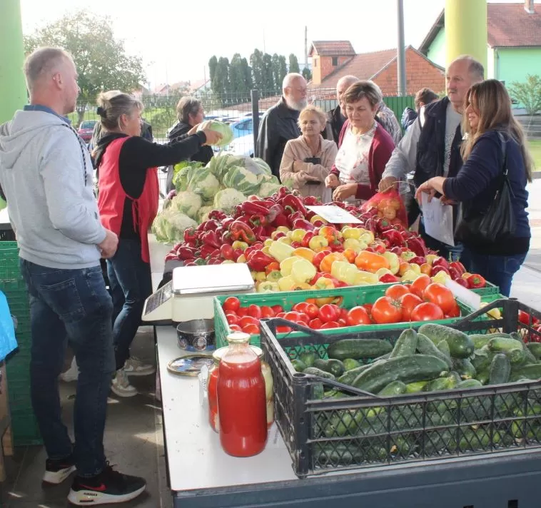 Marica Kožumanac iz Zagrađa i članice Hrvatskog ženskog društva pripremili najbolji ajvar