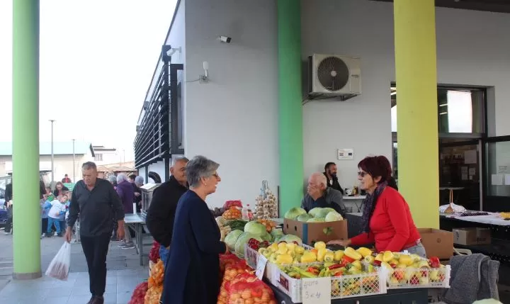 Marica Kožumanac iz Zagrađa i članice Hrvatskog ženskog društva pripremili najbolji ajvar