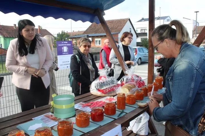 Marica Kožumanac iz Zagrađa i članice Hrvatskog ženskog društva pripremili najbolji ajvar