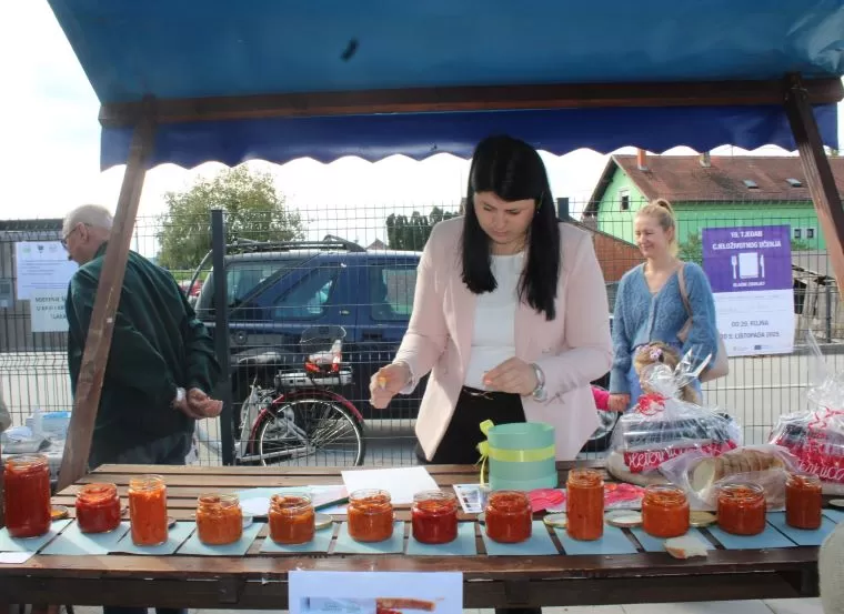 Marica Kožumanac iz Zagrađa i članice Hrvatskog ženskog društva pripremili najbolji ajvar