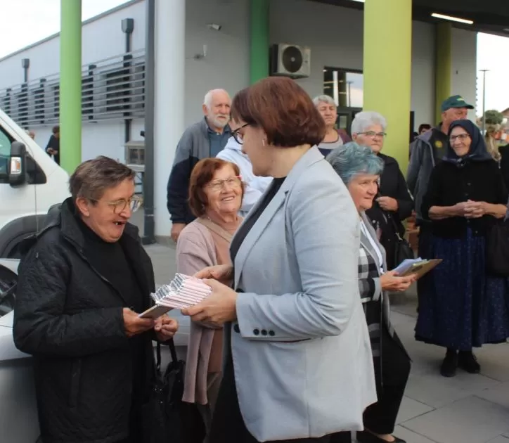 Marica Kožumanac iz Zagrađa i članice Hrvatskog ženskog društva pripremili najbolji ajvar