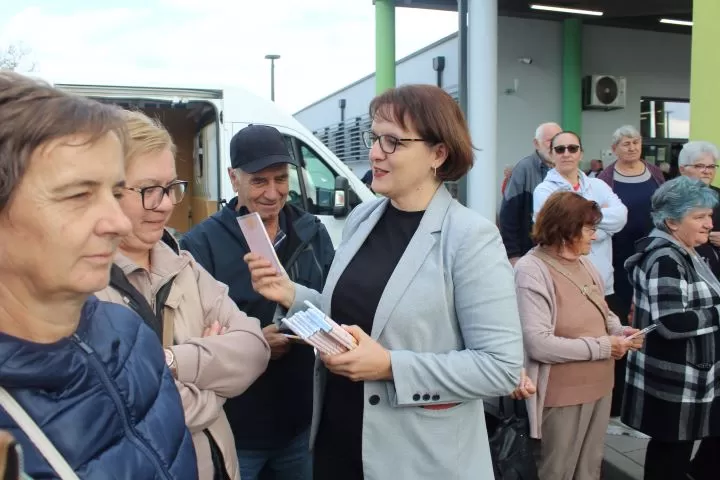 Marica Kožumanac iz Zagrađa i članice Hrvatskog ženskog društva pripremili najbolji ajvar