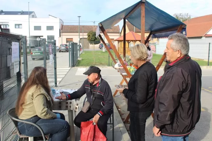 Marica Kožumanac iz Zagrađa i članice Hrvatskog ženskog društva pripremili najbolji ajvar