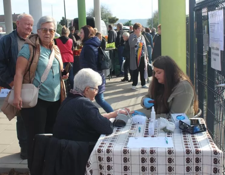 Marica Kožumanac iz Zagrađa i članice Hrvatskog ženskog društva pripremili najbolji ajvar
